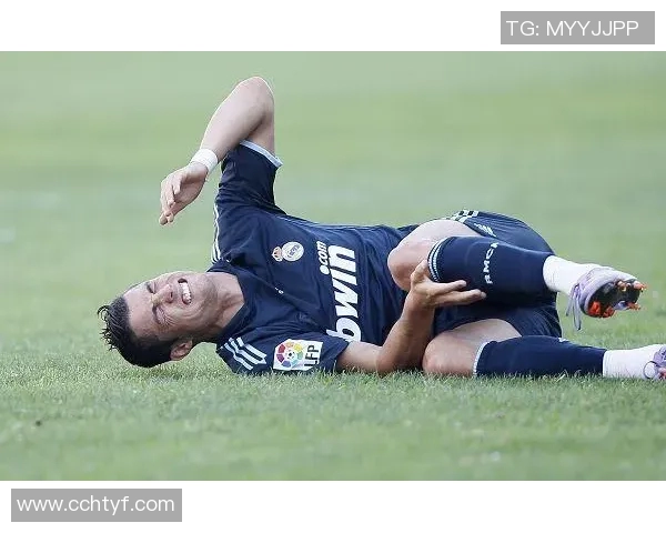 当足球巨星痛苦倒地那一刻全场寂静仿佛时间也停止了